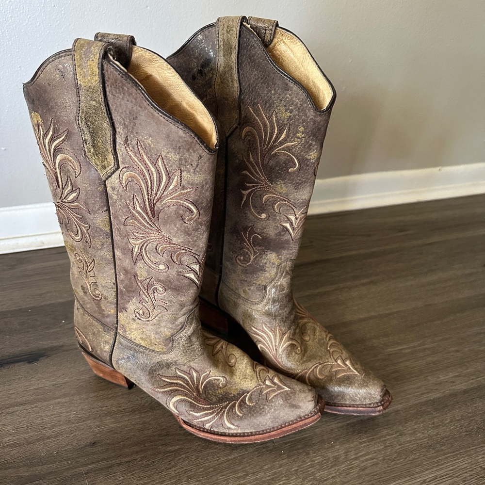 Women’s boots size 10 but fits like a size 9.